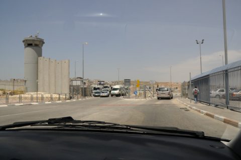 Hochsicherheitstrakt: Wir überqueren die Grenze ins Westjordanland.