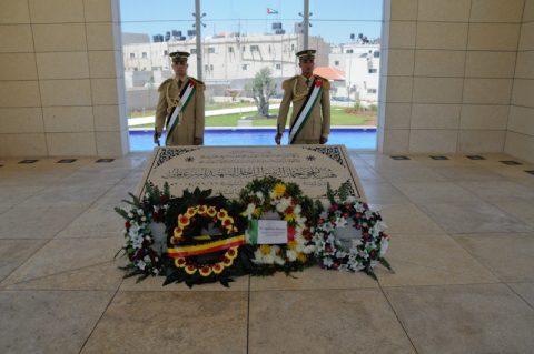 Raum der Stille: Zwei Soldaten bewachen das Grabmal Arafats.