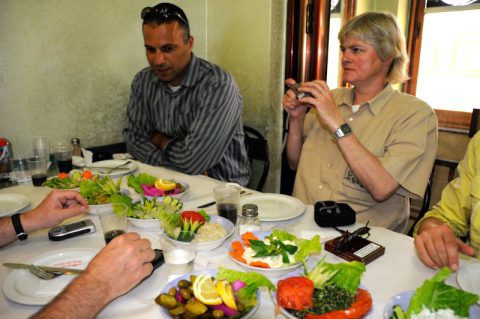 Mohammeds Geheimtipp: Pinkfarbene Gurken und viel Grün - gesunde Kost im arabischen Restaurant.