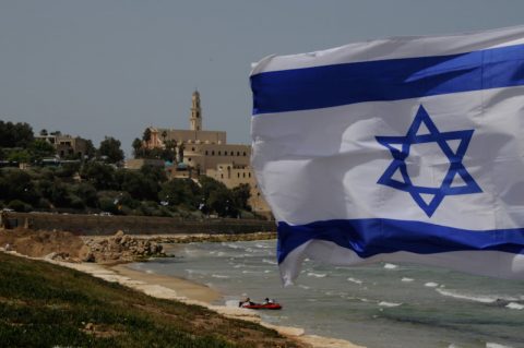 Das ist Israel! Der arabische Stadtteil - und israelische Flagge. Und beides gehört hier zusammen.