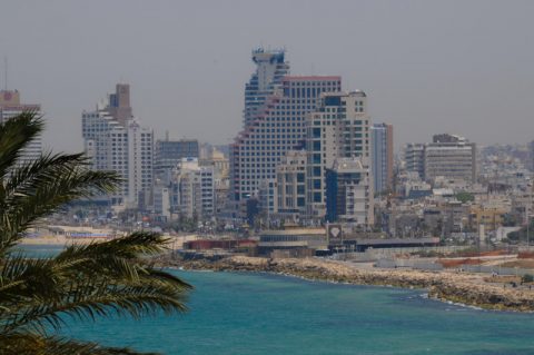 Strandburgen: Nicht gerade die "einsame Insel": Die Beachmeile in Tel Aviv.