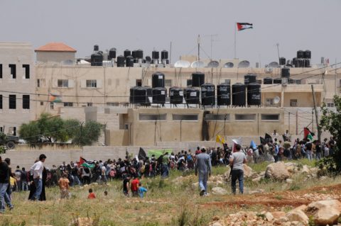 Marsch auf Ramallah: Tausende ziehen an unseren Kameras vorbei. Ramallah ist von israelischen Siedlungen und Grenzposten umgeben – vom Militär schwer bewacht - und dort endet meist die Reise eines Palästinensers!