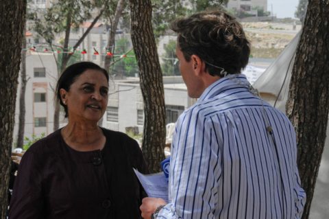 Besuch: Zu Gast im Mittagsmagazin - eine Bürgerrechtlerin, die bis heute für die Rechte der Palästinenser kämpft. Sumaya Farhat-Naser ist einen Monat nach der israelischen Staatsgründung 1948 geboren – und eine palästinensische Christin, die sich im Westjordanland für den Frieden einsetzt. Sie hat in Deutschland Biologie studiert – und ihren Doktor gemacht!