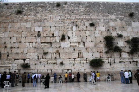 Klagemauer: Die Westmauer des legendären zweiten Tempels als jüdisches Wahrzeichen. Sie ragt 18 Meter in die Höhe. Andersgläubige dürfen auch die Klagemauer besuchen.