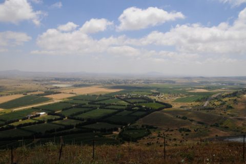Machtposition: Blick von den Golanhöhen auf drei Länder Israel - Libanon - Syrien, auf das UNO-Gebiet, auf die israelische Skiregion - und auf eine endlos weite Landschaft.