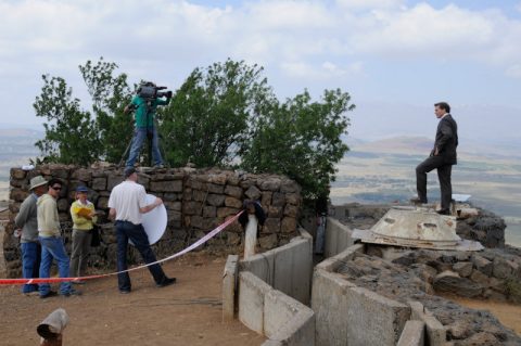 Zwischen Schützengräben und Abgrund: Das Sendungs-Setup für die Viertelstunde von den Golanhöhen in 1200 Metern Höhe.