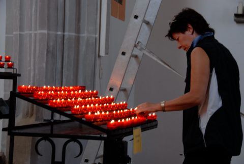 Licht! In der Kirche in Marktl zünden die Menschen in diesen Tagen besonders viele Kerzen an.
