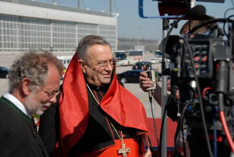Vorab-Interview: Kardinal Lehmann wird vor der Landung noch ins Erste zugeschaltet.