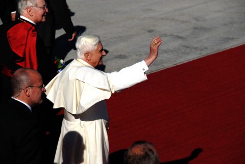 Wink an die Zuschauer: Der Papst begrüsst die volle Tribüne!