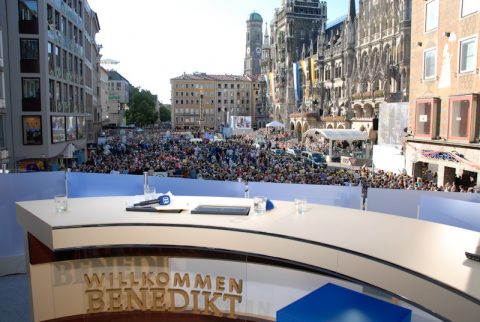 Willkommen Benedikt: Das "Studio" des Bayerischen Fernsehens auf dem Münchner Marienplatz - startklar für die Ankunft des Papstes.