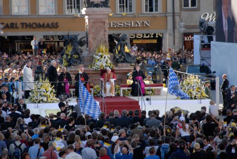 Beten an der Mariensäule: Papst Benedikt zelebriert ein traditionelles Gebet an einem traditionellen Ort.