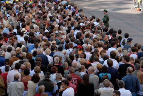 Wann kommt er? Tausende Papst-Anhänger warten auf den Heiligen Vater vor der Frauenkirche.