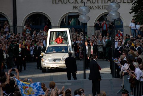Das berühmte Auto in der Fußgängerzone: Der Papst erscheint - der Jubel bricht los.