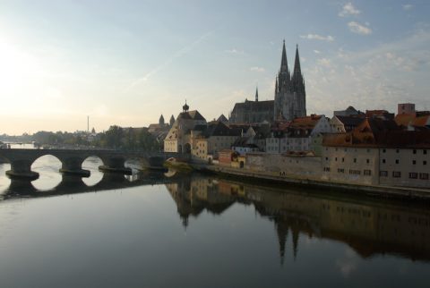 Kalender-reif: Der Regensburger Dom spiegelt sich in der noch schläfrigen Donau. Genau diese Ruhe tut uns gerade gut.